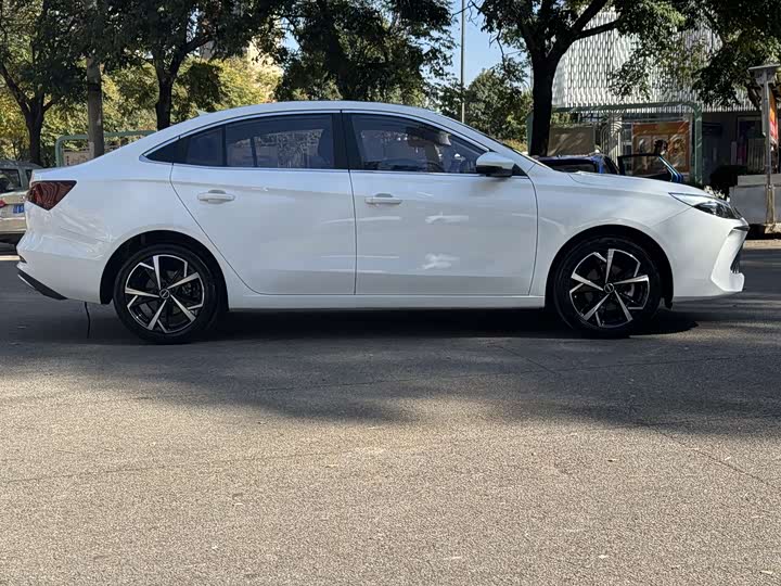 Фото 3 - Roewe i5