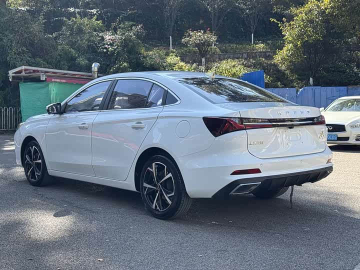 Фото 9 - Roewe i5