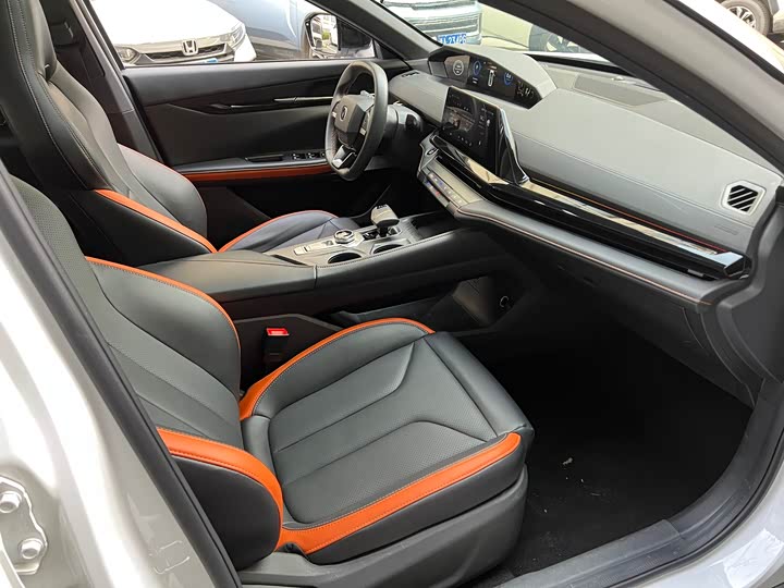 Фото 10 - Changan UNI-V