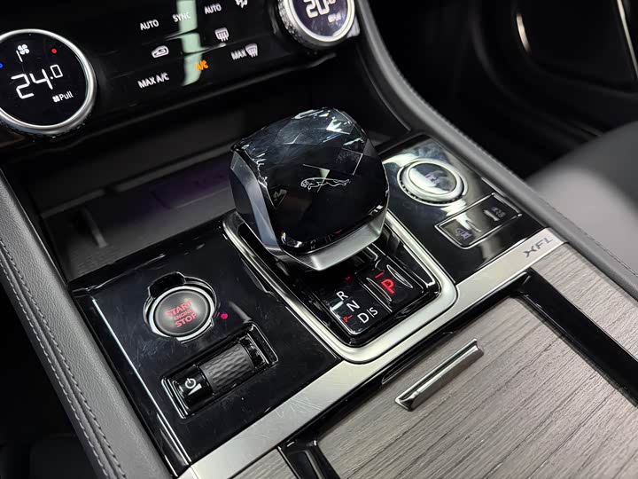 Фото 17 - Jaguar XF L