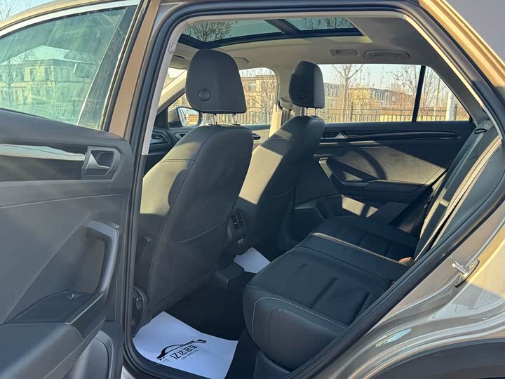 Фото 10 - Volkswagen T-Roc