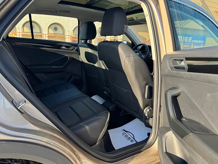 Фото 16 - Volkswagen T-Roc