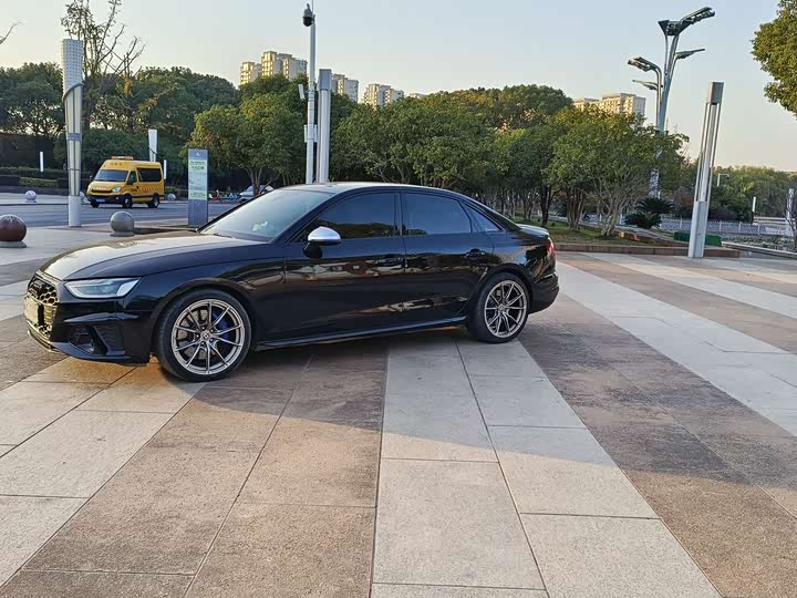 Фото 4 - Audi S4