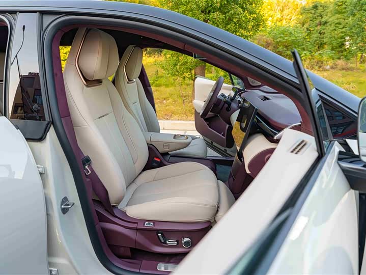 Фото 16 - Zeekr X