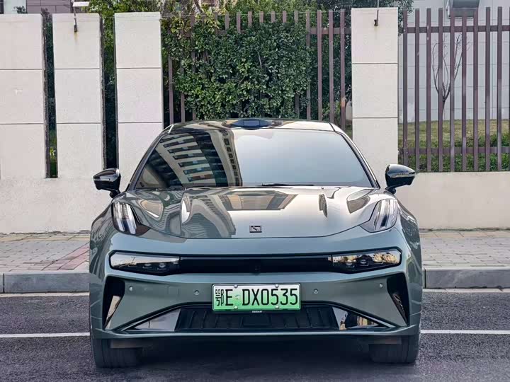 Фото 2 - Zeekr 001