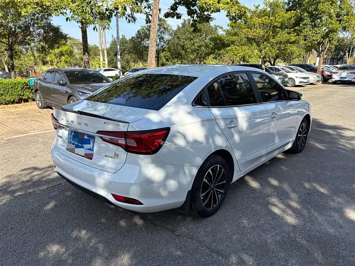 Фото 8 - Roewe i5