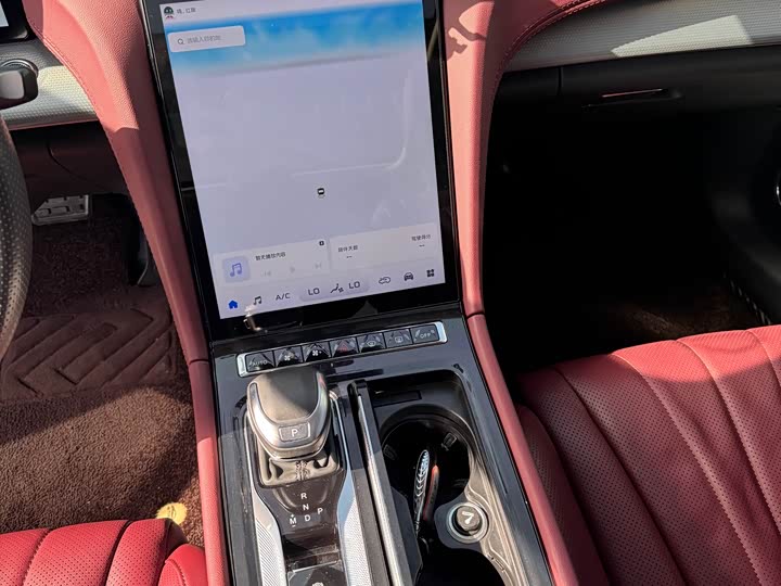 Фото 13 - Hongqi H5