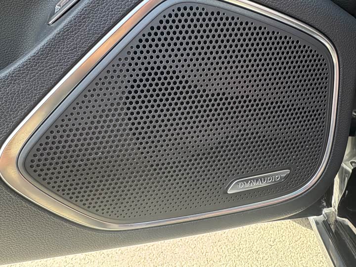 Фото 14 - Hongqi H5