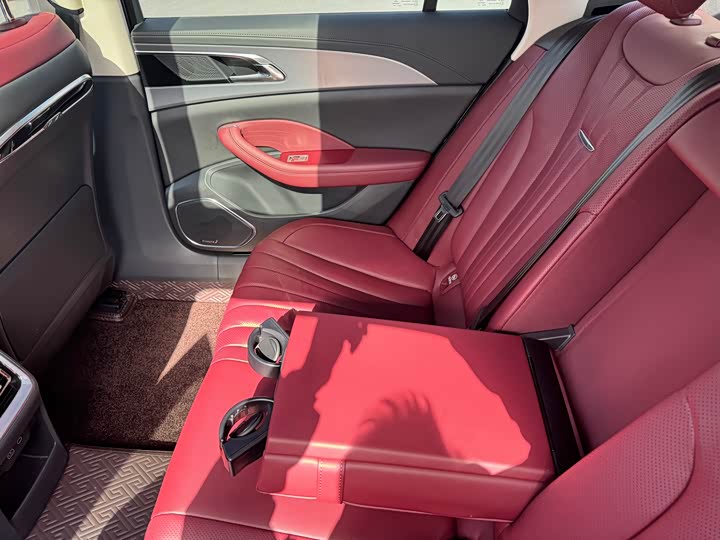 Фото 16 - Hongqi H5