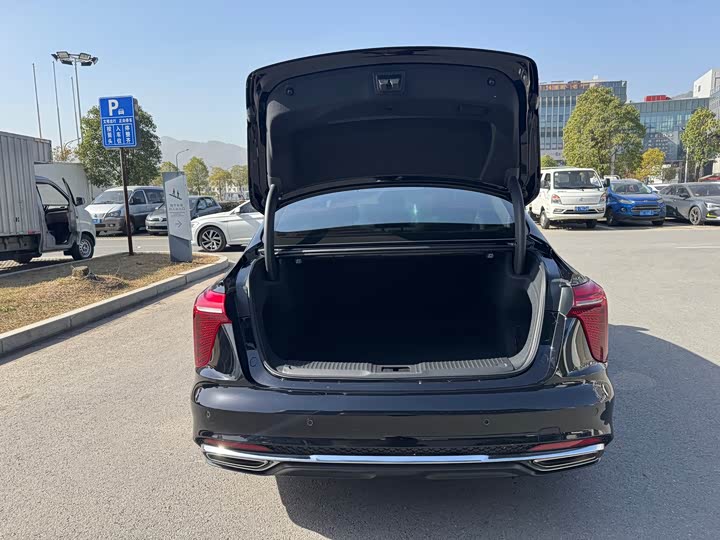 Фото 18 - Hongqi H5