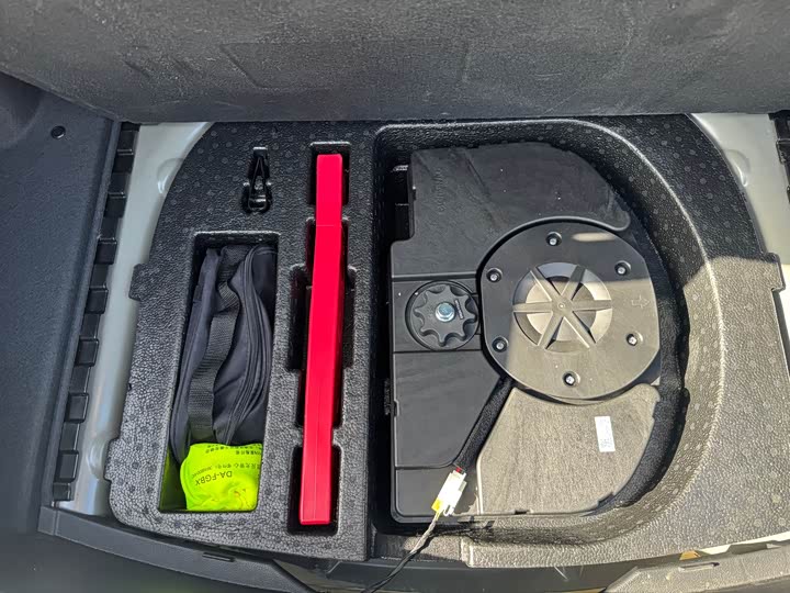 Фото 19 - Hongqi H5