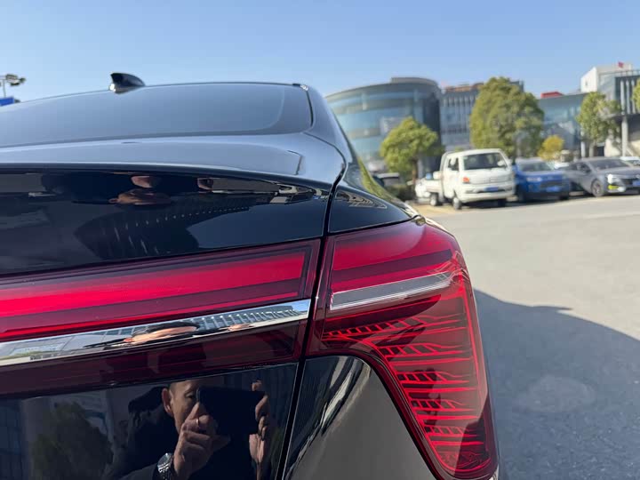 Фото 6 - Hongqi H5