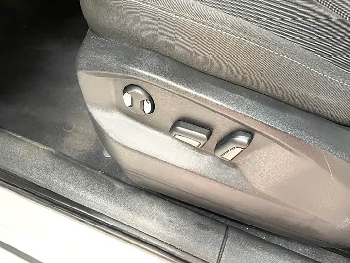 Фото 10 - Audi Q2L