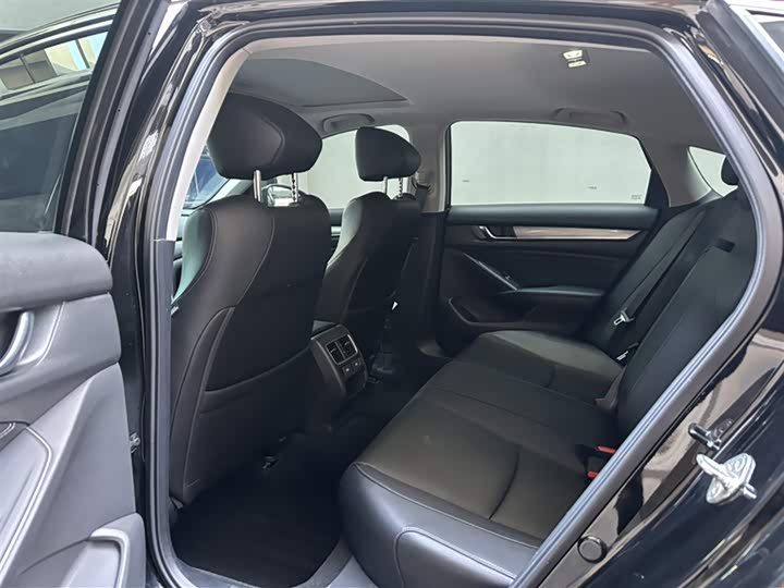 Фото 19 - Honda Accord