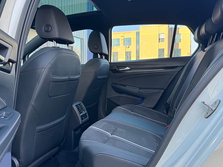 Фото 10 - Volkswagen Golf