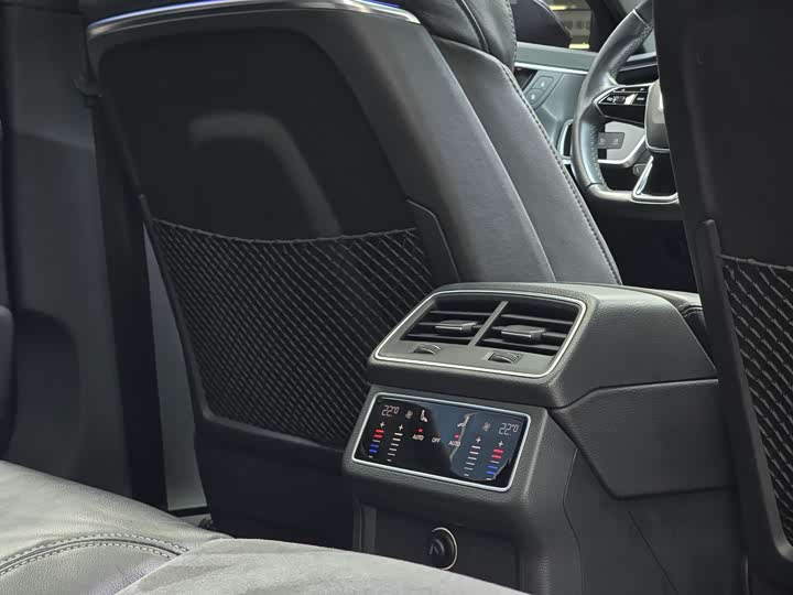 Фото 14 - Audi A6L