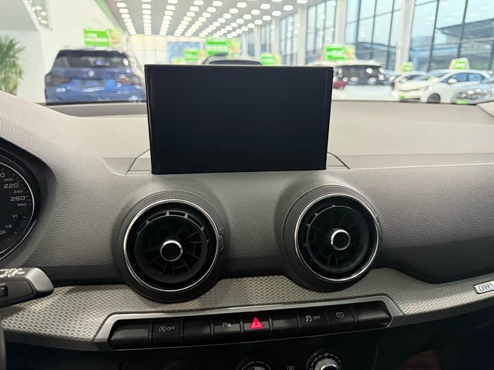 Фото 17 - Audi Q2L