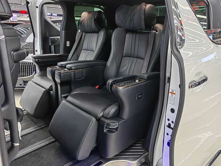Фото 4 - Toyota Alphard