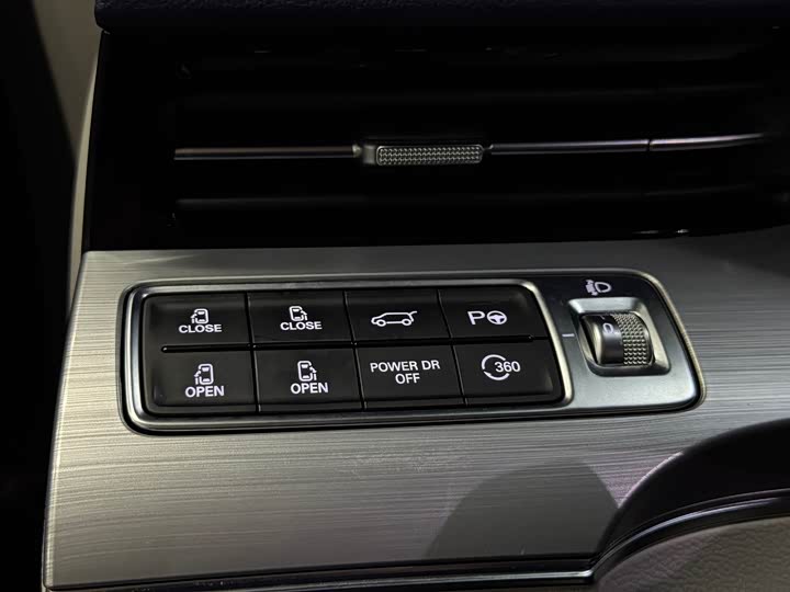 Фото 17 - Roewe iMax 8