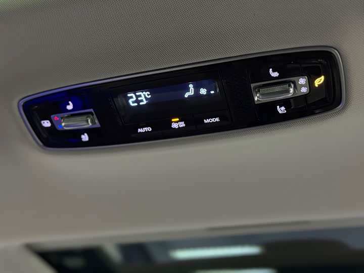 Фото 19 - Roewe iMax 8