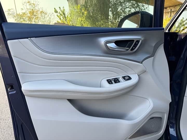 Фото 20 - Roewe iMax 8