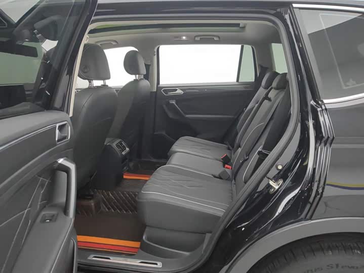 Фото 11 - Volkswagen Tiguan L Pro