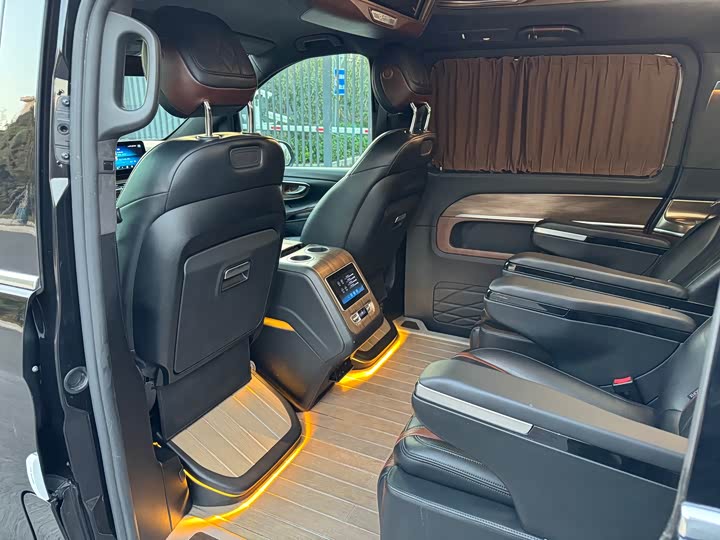 Фото 10 - Mercedes-Benz V-Class