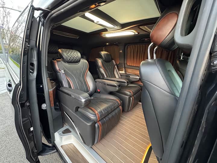 Фото 15 - Mercedes-Benz V-Class