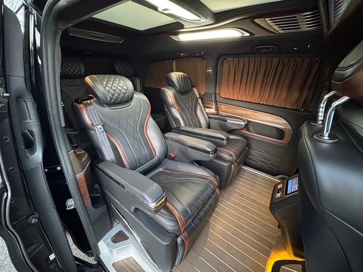 Фото 17 - Mercedes-Benz V-Class