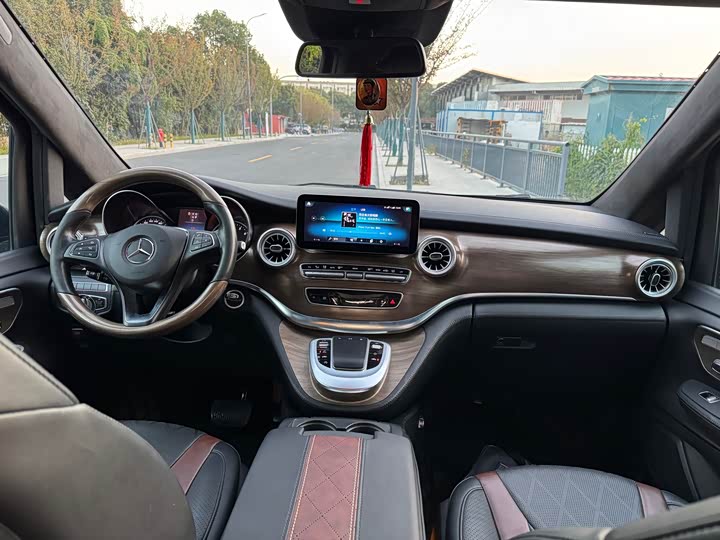 Фото 22 - Mercedes-Benz V-Class