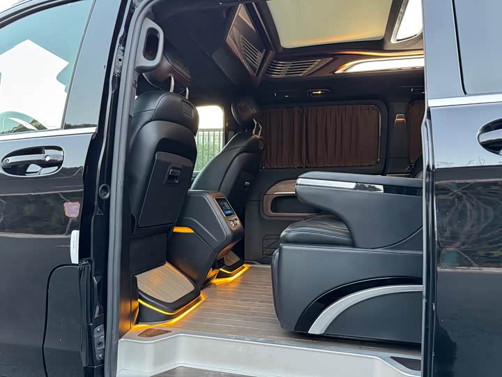 Фото 9 - Mercedes-Benz V-Class