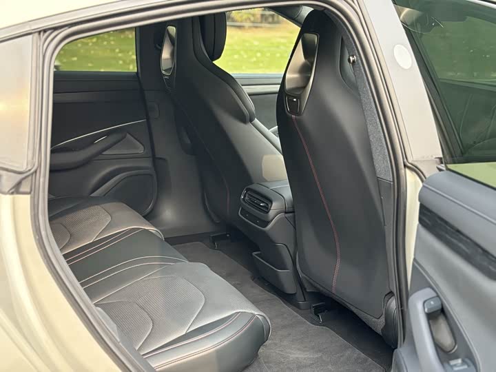 Фото 10 - Xiaomi SU7