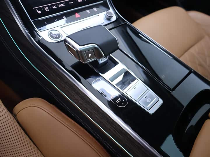 Фото 12 - Audi A8