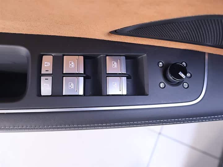 Фото 18 - Audi A8