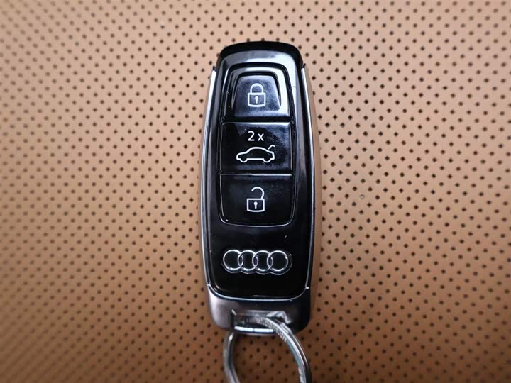 Фото 27 - Audi A8