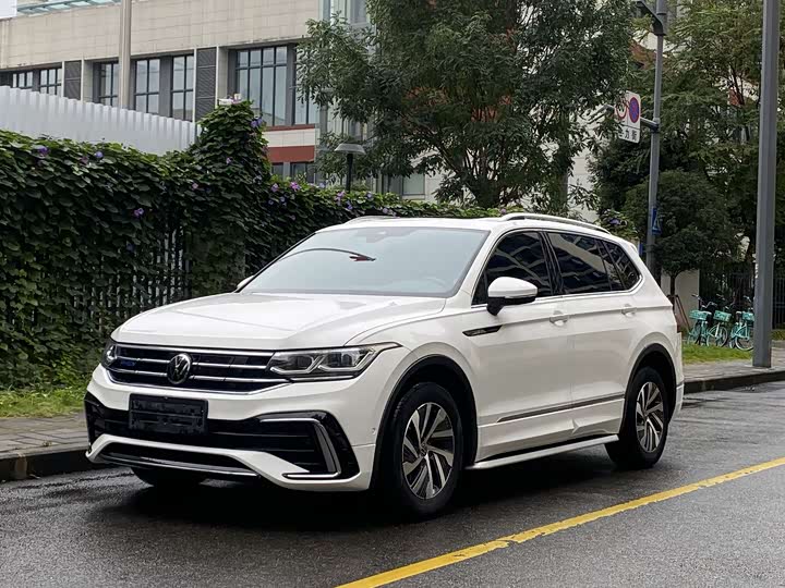 Фото 1 - Volkswagen Tiguan L Hybrid