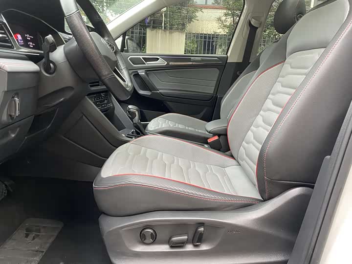 Фото 11 - Volkswagen Tiguan L Hybrid