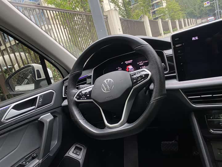 Фото 14 - Volkswagen Tiguan L Hybrid