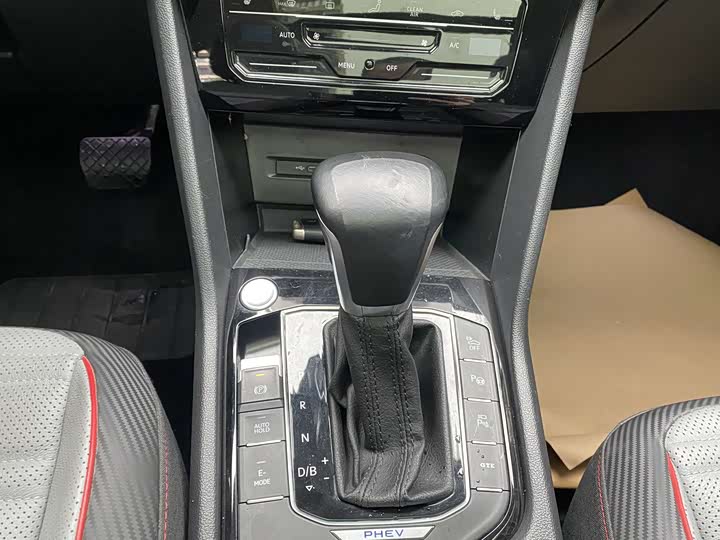 Фото 18 - Volkswagen Tiguan L Hybrid