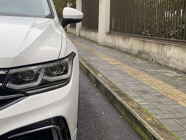 Фото 2 - Volkswagen Tiguan L Hybrid