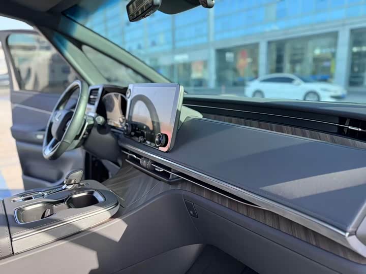 Фото 16 - Lexus LM