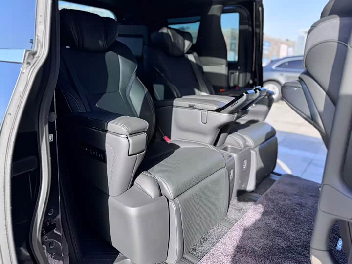 Фото 17 - Lexus LM