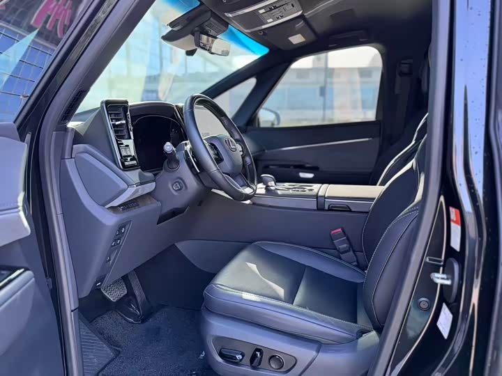 Фото 7 - Lexus LM