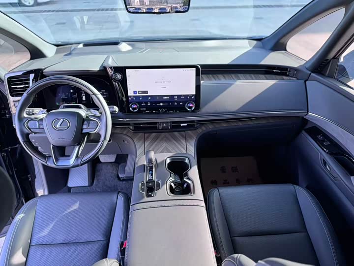 Фото 9 - Lexus LM