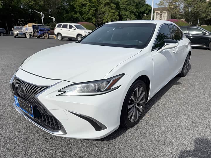 Фото 1 - Lexus ES
