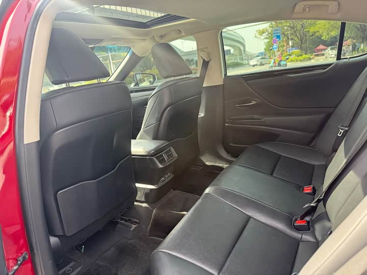 Фото 11 - Lexus ES