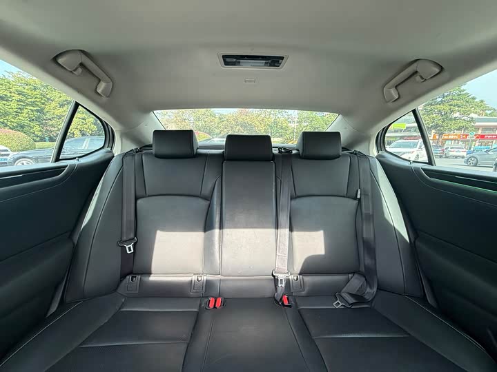 Фото 12 - Lexus ES