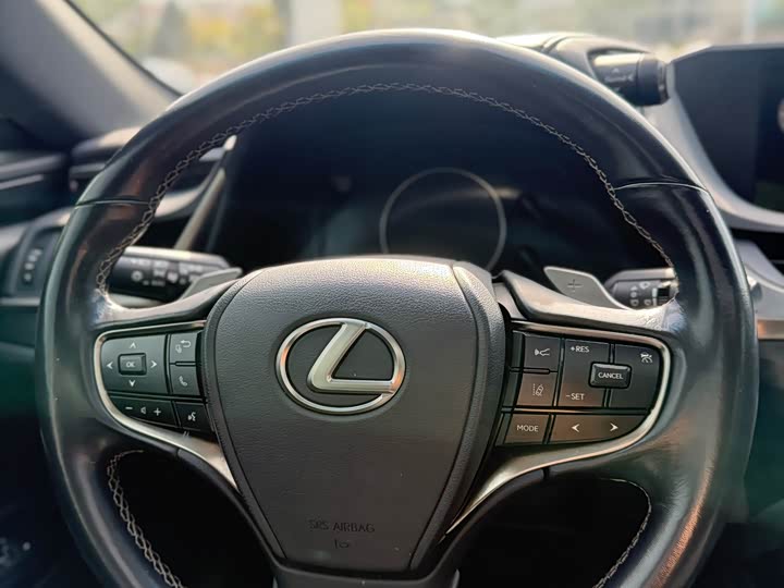 Фото 14 - Lexus ES