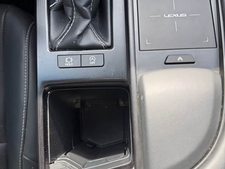 Фото 18 - Lexus ES