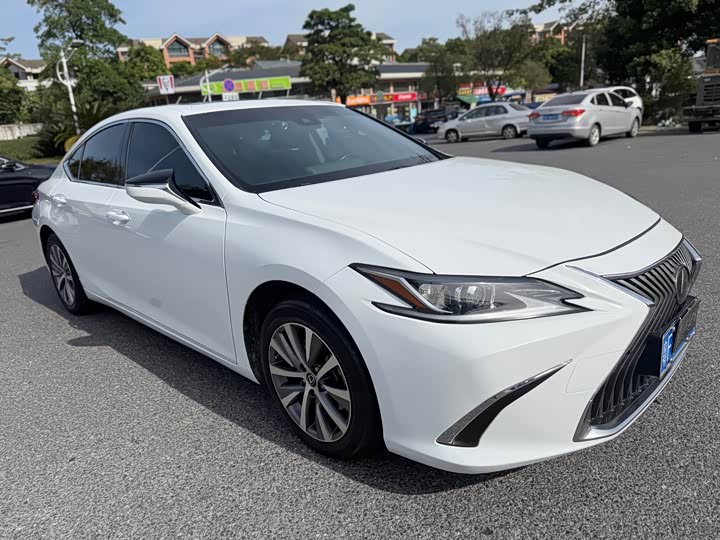 Фото 3 - Lexus ES